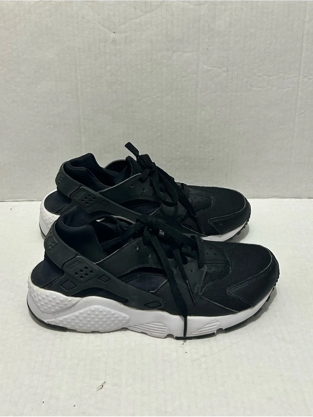 Nike Huarache Sneakers Shoes 6.5 Youth Boys Black White Athletic